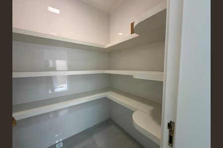 Casa de condomínio à venda com 500m², 4 quartos e 4 vagasDespensa