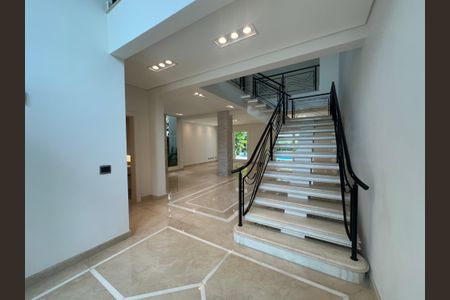 Casa de condomínio à venda com 500m², 4 quartos e 4 vagasEscada