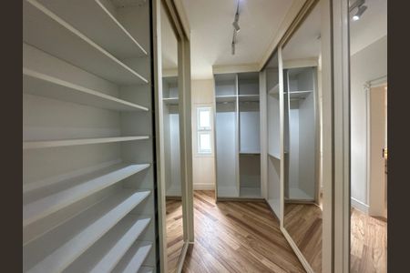 Casa de condomínio à venda com 500m², 4 quartos e 4 vagasCloset
