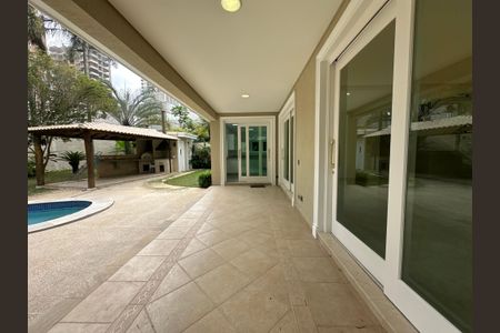 Casa de condomínio à venda com 500m², 4 quartos e 4 vagasVaranda