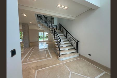 Casa de condomínio à venda com 500m², 4 quartos e 4 vagasEscada