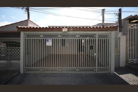 Casa para alugar com 102m², 2 quartos e 2 vagasFachada