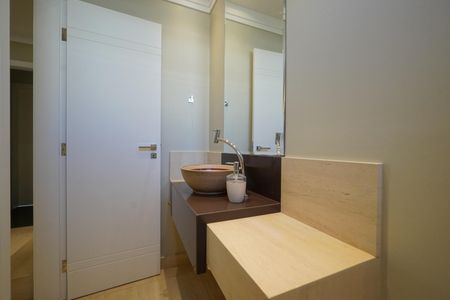 Casa de condomínio à venda com 286m², 3 quartos e 4 vagasLavabo