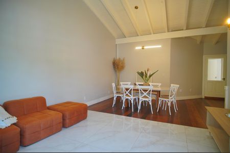 Casa à venda com 388m², 4 quartos e 4 vagasSala