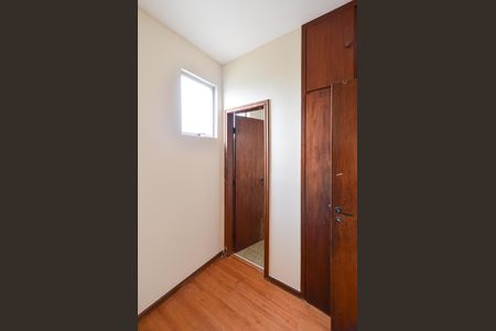 Apartamento à venda com 200m², 4 quartos e 2 vagas Apartamento à venda com 200m², 4 quartos e 2 vagasQuarto de Serviço