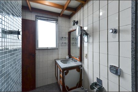 Apartamento à venda com 200m², 4 quartos e 2 vagas Apartamento à venda com 200m², 4 quartos e 2 vagasBanheiro Suíte