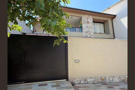 Casa à venda com 123m², 3 quartos e 2 vagasFachada