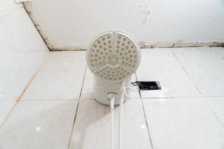 Casa de condomínio para alugar com 80m², 2 quartos e 2 vagas Casa de condomínio para alugar com 80m², 2 quartos e 2 vagasBanheiro da Suíte 1