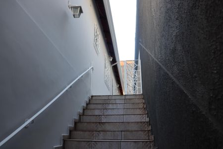 Casa para alugar com 120m², 2 quartos e 2 vagasEscada