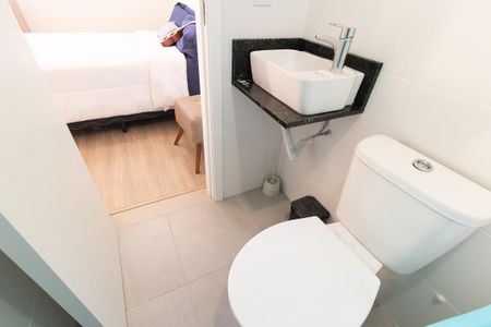 Banheiro Social de kitnet/studio para alugar com 1 quarto, 27m² em Centro, Curitiba