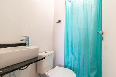 Banheiro Social de kitnet/studio para alugar com 1 quarto, 27m² em Centro, Curitiba