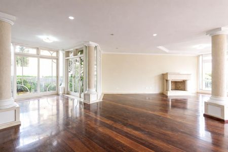 Casa de condomínio à venda com 900m², 5 quartos e 6 vagas Casa de condomínio à venda com 900m², 5 quartos e 6 vagasSala