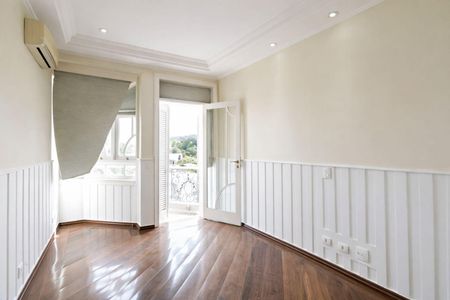 Casa de condomínio à venda com 900m², 5 quartos e 6 vagas Casa de condomínio à venda com 900m², 5 quartos e 6 vagasQuarto