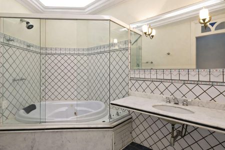 Casa de condomínio à venda com 900m², 5 quartos e 6 vagas Casa de condomínio à venda com 900m², 5 quartos e 6 vagasBanheiro