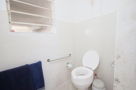 Casa à venda com 321m², 6 quartos e 4 vagasBanheiro da Suíte 2