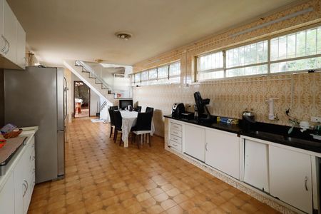 Casa à venda com 321m², 6 quartos e 4 vagasCozinha 