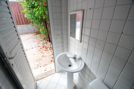 Casa de condomínio para alugar com 340m², 3 quartos e 4 vagasBanheiro de serviço