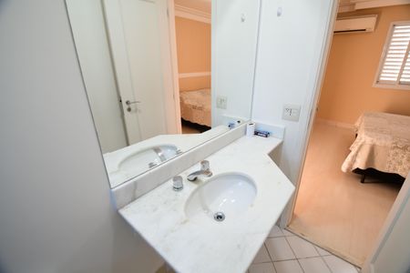 Casa de condomínio para alugar com 340m², 3 quartos e 4 vagasBanheiro Suíte