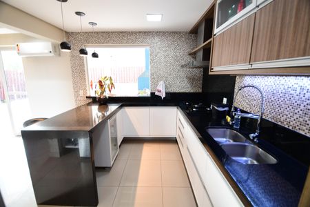 Casa de condomínio para alugar com 340m², 3 quartos e 4 vagasCozinha