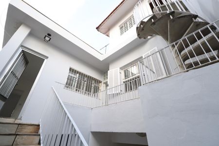 Casa para alugar com 200m², 3 quartos e 2 vagasEscada