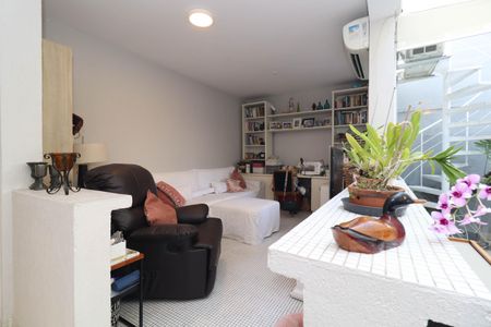 Casa à venda com 159m², 2 quartos e 1 vagaEscritório