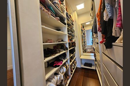 Apartamento à venda com 63m², 1 quarto e 1 vaga Apartamento à venda com 63m², 1 quarto e 1 vagaCloset da suíte