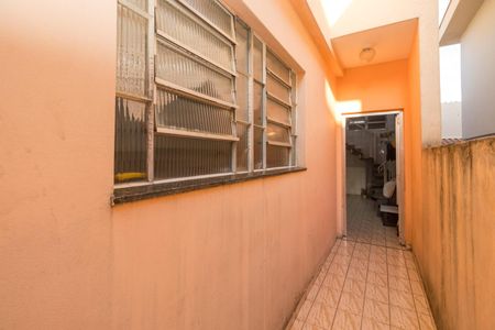 Casa à venda com 242m², 3 quartos e 2 vagas Casa à venda com 242m², 3 quartos e 2 vagasCorredor de entrada