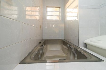 Casa à venda com 242m², 3 quartos e 2 vagas Casa à venda com 242m², 3 quartos e 2 vagasBanheiro da Suíte