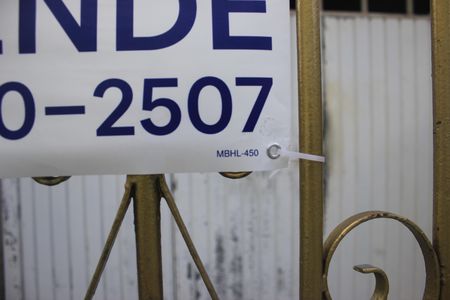 Casa à venda com 247m², 5 quartos e sem vagaFachada do imóvel com placa QuintoAndar