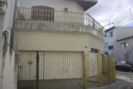 Casa à venda com 247m², 5 quartos e sem vagaFachada do imóvel com placa QuintoAndar