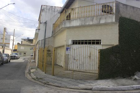 Casa à venda com 247m², 5 quartos e sem vagaFachada do imóvel com placa QuintoAndar