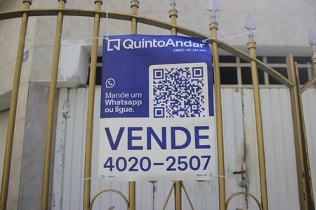 Casa à venda com 247m², 5 quartos e sem vagaFachada do imóvel com placa QuintoAndar