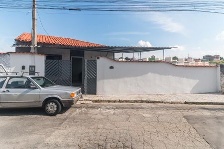Casa para alugar com 114m², 2 quartos e 1 vaga Casa para alugar com 114m², 2 quartos e 1 vagaFachada