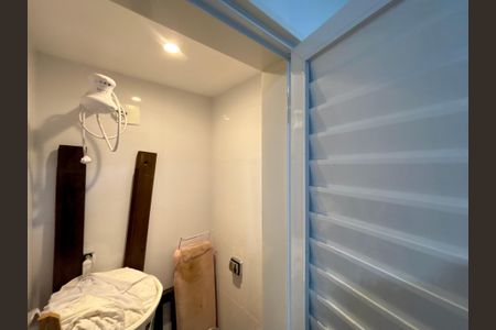 Apartamento à venda com 105m², 3 quartos e 1 vagaÁrea de serviço - banheiro 