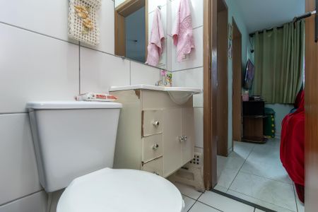 Banheiro de apartamento à venda com 2 quartos, 45m² em Heliópolis, Belo Horizonte