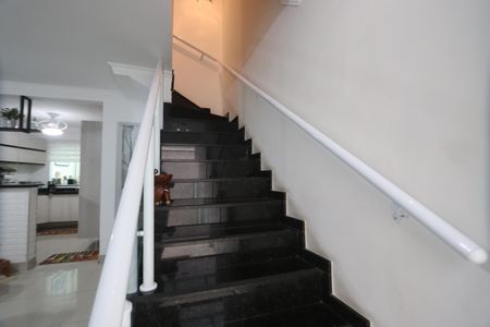 Casa de condomínio à venda com 142m², 3 quartos e 4 vagasEscada