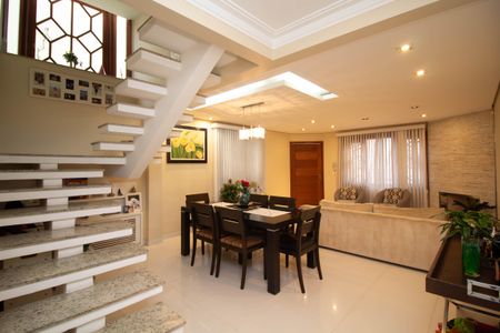 Casa de condomínio à venda com 195m², 4 quartos e 4 vagasEscada 