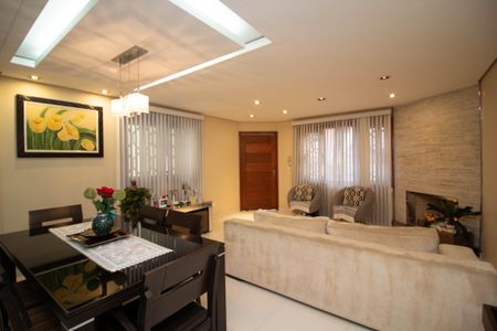 Casa de condomínio à venda com 195m², 4 quartos e 4 vagasSala