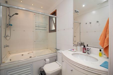 Casa de condomínio à venda com 195m², 4 quartos e 4 vagasBanheiro da Suíte 1