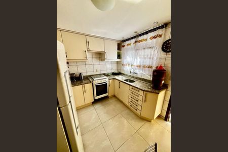 Cozinha de apartamento para alugar com 2 quartos, 99m² em Passo d’Areia, Porto Alegre