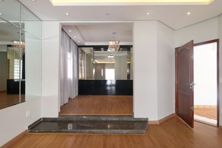 Casa para alugar com 185m², 3 quartos e 3 vagas Casa para alugar com 185m², 3 quartos e 3 vagasSala