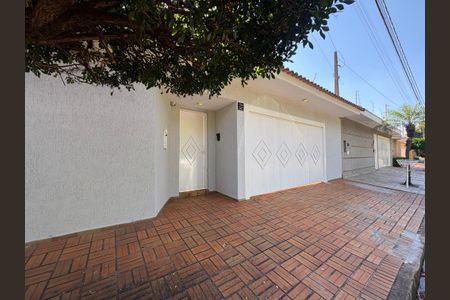 Casa para alugar com 185m², 3 quartos e 3 vagas Casa para alugar com 185m², 3 quartos e 3 vagasFachada