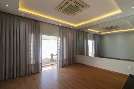 Casa para alugar com 185m², 3 quartos e 3 vagas Casa para alugar com 185m², 3 quartos e 3 vagasSala