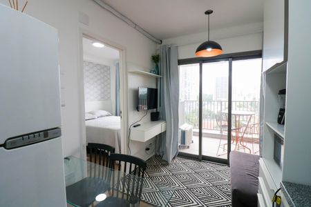 Sala / Cozinha de kitnet/studio para alugar com 1 quarto, 32m² em Santo Amaro, São Paulo