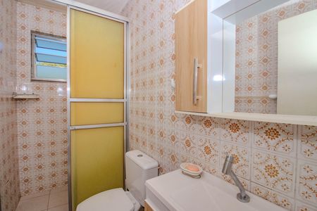 Banheiro de apartamento à venda com 1 quarto, 42m² em Passo D’areia, Porto Alegre