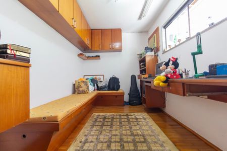 Casa à venda com 300m², 2 quartos e 2 vagas Casa à venda com 300m², 2 quartos e 2 vagasEscritório