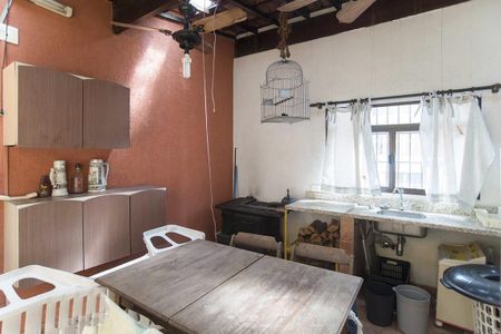 Casa à venda com 300m², 2 quartos e 2 vagas Casa à venda com 300m², 2 quartos e 2 vagasVaranda