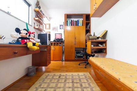Casa à venda com 300m², 2 quartos e 2 vagas Casa à venda com 300m², 2 quartos e 2 vagasEscritório
