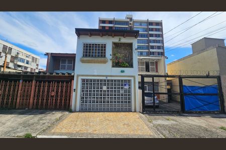 Casa à venda com 300m², 2 quartos e 2 vagas Casa à venda com 300m², 2 quartos e 2 vagasFachada