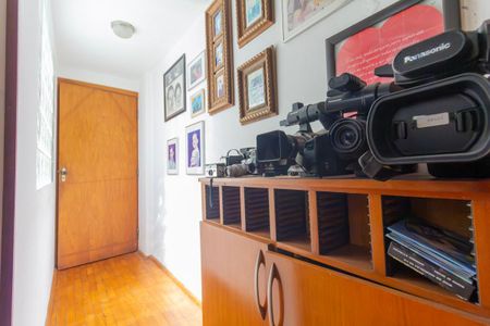 Casa à venda com 300m², 2 quartos e 2 vagas Casa à venda com 300m², 2 quartos e 2 vagasEscritório